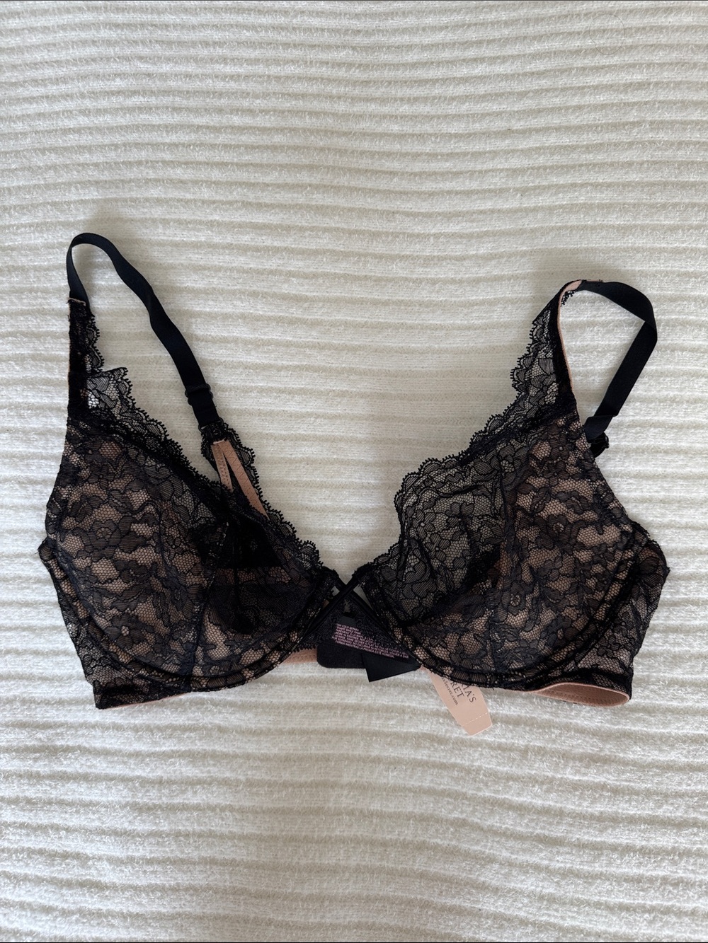 VICTORIA’S SECRET | NWT Black Lace Unlined Plunge Bra with Nude Lining 34D